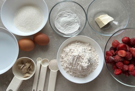 Фото шага рецепта Булочки с клубникой 175488 шаг 1  