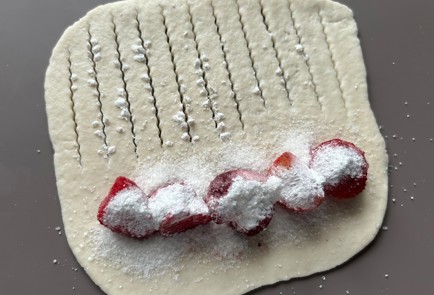 Фото шага рецепта Булочки с клубникой 175488 шаг 12  