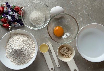 Фото шага рецепта Булочки с конфетами 175153 шаг 1  