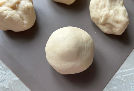 Фото шага рецепта Булочки с конфетами 175153 шаг 10  