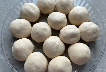 Фото шага рецепта Булочки с конфетами 175153 шаг 11  