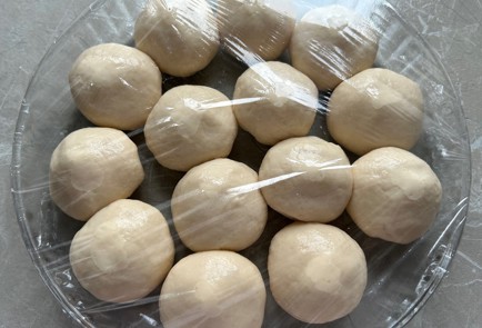 Фото шага рецепта Булочки с конфетами 175153 шаг 12  