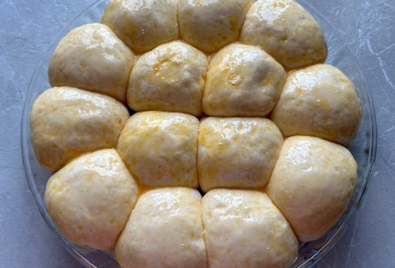 Фото шага рецепта Булочки с конфетами 175153 шаг 13  