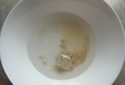 Фото шага рецепта Булочки с конфетами 175153 шаг 2  