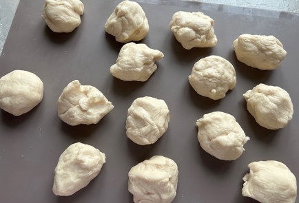 Фото шага рецепта Булочки с конфетами 175153 шаг 8  