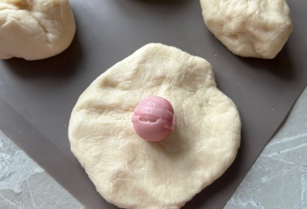 Фото шага рецепта Булочки с конфетами 175153 шаг 9  