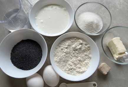 Фото шага рецепта Булочки с маком 174353 шаг 1  