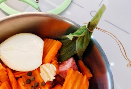 Фото шага рецепта Бульон из свинины пофранцузски 174890 шаг 8  