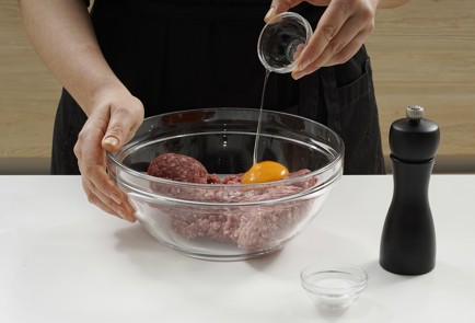 Фото шага рецепта Бульон с говяжьими фрикадельками 153118 шаг 2  