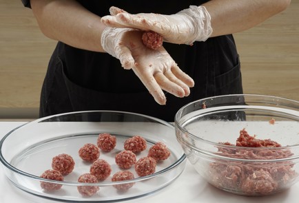 Фото шага рецепта Бульон с говяжьими фрикадельками 153118 шаг 3  