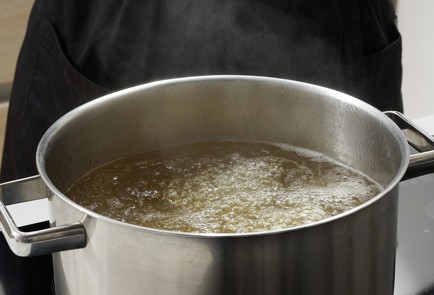 Фото шага рецепта Бульон с говяжьими фрикадельками 153118 шаг 4  