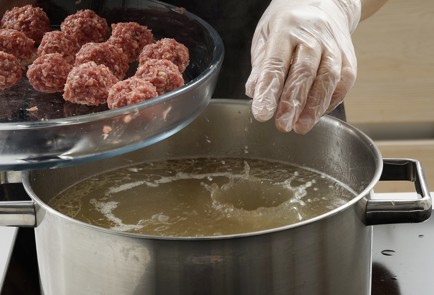 Фото шага рецепта Бульон с говяжьими фрикадельками 153118 шаг 5  