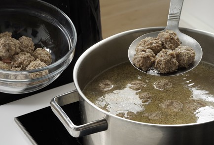 Фото шага рецепта Бульон с говяжьими фрикадельками 153118 шаг 6  