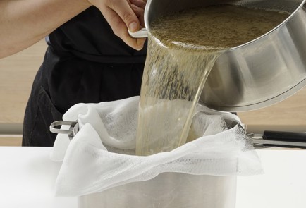 Фото шага рецепта Бульон с говяжьими фрикадельками 153118 шаг 7  