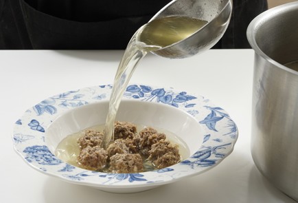 Фото шага рецепта Бульон с говяжьими фрикадельками 153118 шаг 9  