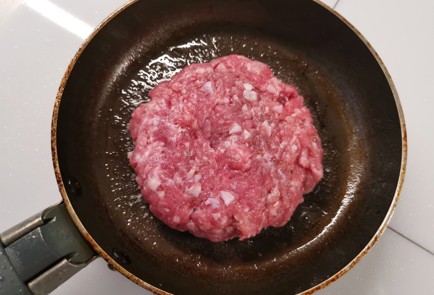 Фото шага рецепта Бургер с сыром 190751 шаг 4  