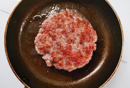 Фото шага рецепта Бургер с сыром 190751 шаг 5  