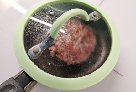 Фото шага рецепта Бургер с сыром 190751 шаг 6  