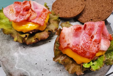 Фото шага рецепта Бургер с сыром 190751 шаг 8  