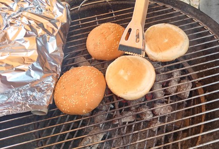 Фото шага рецепта Бургеры на гриле 189106 шаг 7