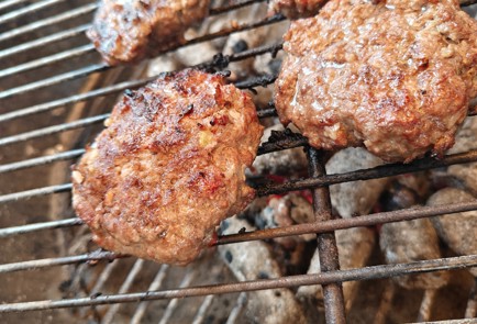 Фото шага рецепта Бургеры на гриле 189106 шаг 8