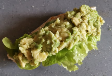 Фото шага рецепта Бутерброд с авокадо 189303 шаг 10  