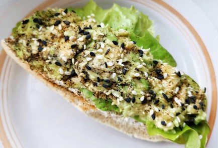 Фото шага рецепта Бутерброд с авокадо 189303 шаг 11  