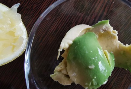 Фото шага рецепта Бутерброд с авокадо 189303 шаг 7  