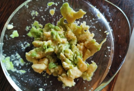 Фото шага рецепта Бутерброд с авокадо 189303 шаг 9  