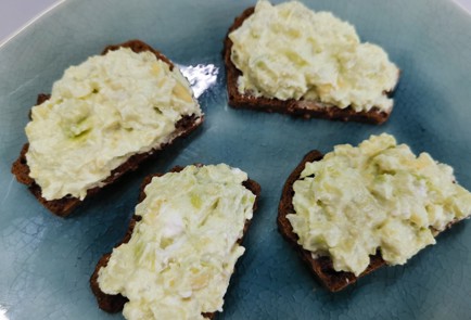 Фото шага рецепта Бутерброд с авокадо 190535 шаг 11  