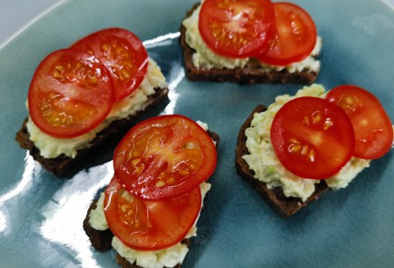 Фото шага рецепта Бутерброд с авокадо 190535 шаг 12  