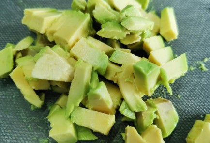 Фото шага рецепта Бутерброд с авокадо 190535 шаг 2  