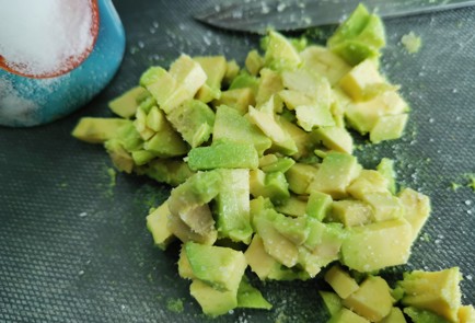 Фото шага рецепта Бутерброд с авокадо 190535 шаг 3  