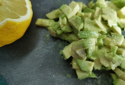 Фото шага рецепта Бутерброд с авокадо 190535 шаг 4  