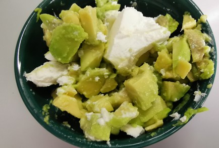 Фото шага рецепта Бутерброд с авокадо 190535 шаг 5  