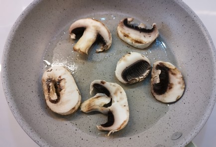 Фото шага рецепта Бутерброд с грибами 191595 шаг 1  