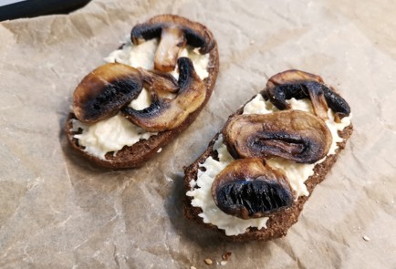 Фото шага рецепта Бутерброд с грибами 191595 шаг 8  