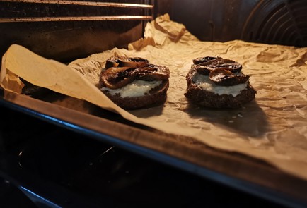 Фото шага рецепта Бутерброд с грибами 191595 шаг 9  