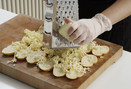 Фото шага рецепта Бутерброд с икрой по рецепту ресторана Прага 152958 шаг 4  