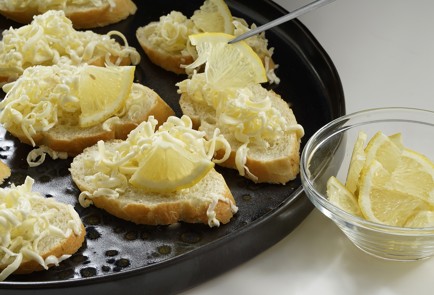 Фото шага рецепта Бутерброд с икрой по рецепту ресторана Прага 152958 шаг 7  