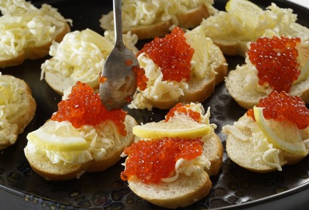 Фото шага рецепта Бутерброд с икрой по рецепту ресторана Прага 152958 шаг 8  
