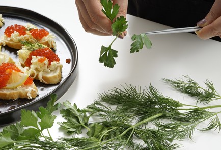 Фото шага рецепта Бутерброд с икрой по рецепту ресторана Прага 152958 шаг 9  