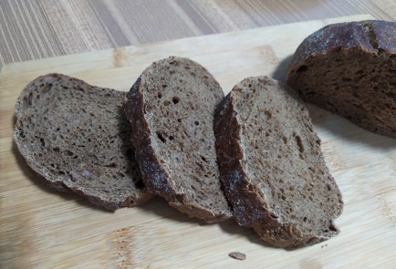 Фото шага рецепта Бутерброд с икрой трески яйцом и свежим огурцом 189631 шаг 1  