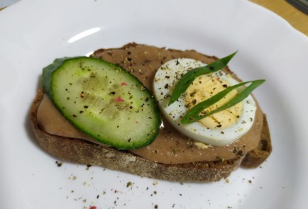 Фото шага рецепта Бутерброд с икрой трески яйцом и свежим огурцом 189631 шаг 10  