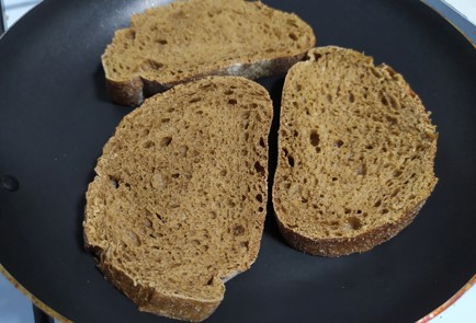 Фото шага рецепта Бутерброд с икрой трески яйцом и свежим огурцом 189631 шаг 2  