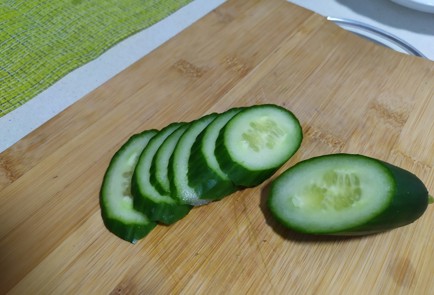 Фото шага рецепта Бутерброд с икрой трески яйцом и свежим огурцом 189631 шаг 3  