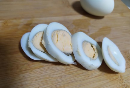 Фото шага рецепта Бутерброд с икрой трески яйцом и свежим огурцом 189631 шаг 4  