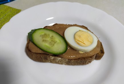 Фото шага рецепта Бутерброд с икрой трески яйцом и свежим огурцом 189631 шаг 6  