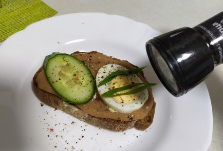 Фото шага рецепта Бутерброд с икрой трески яйцом и свежим огурцом 189631 шаг 9  