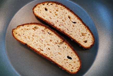 Фото шага рецепта Бутерброд с колбасой 188887 шаг 3  